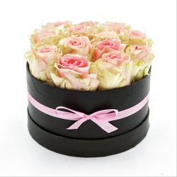 Rózsaszín rózsák fekete dobozban