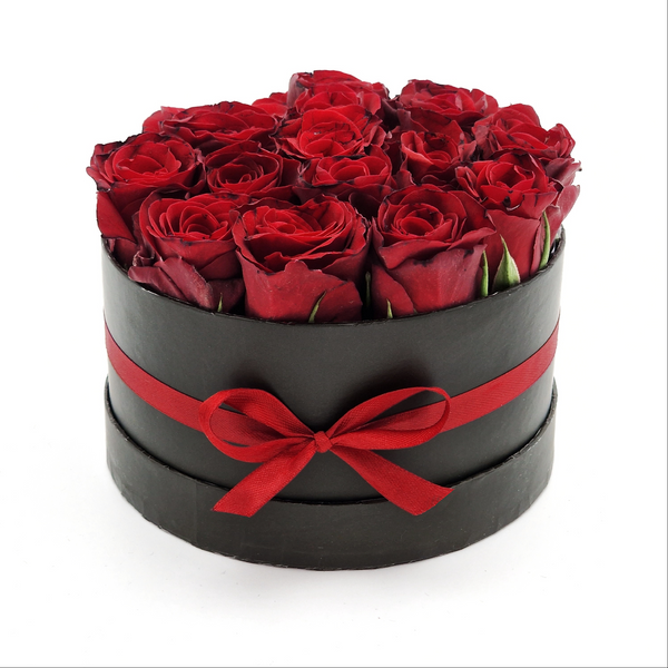 Vörös rózsák fekete dobozban