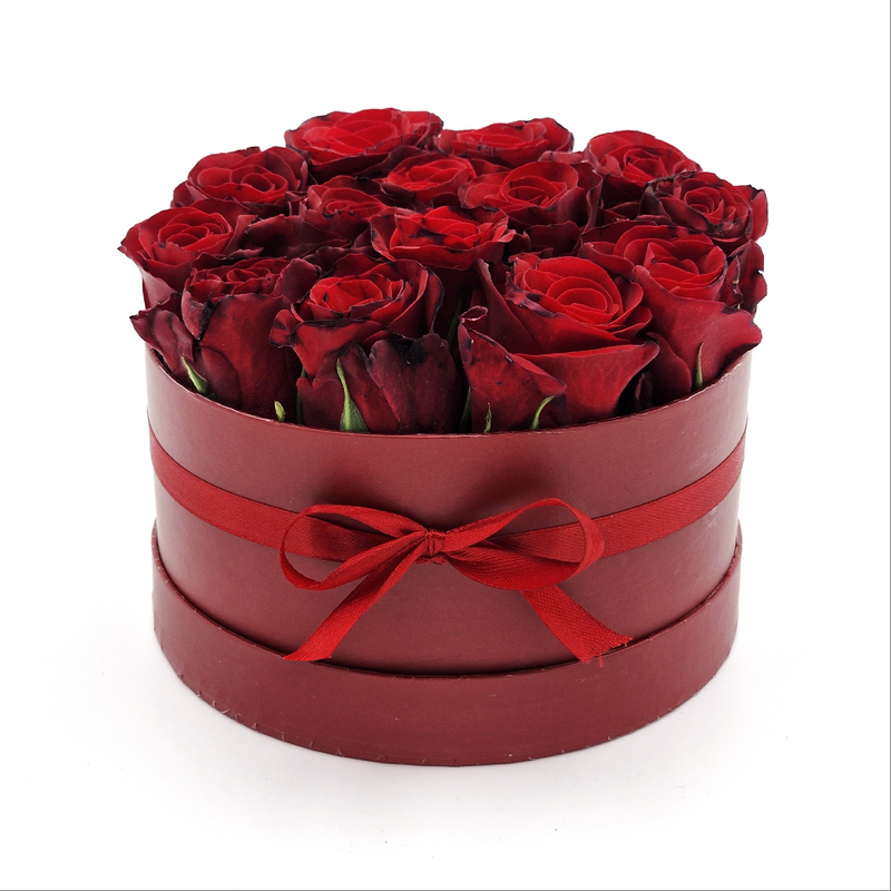 Vörös rózsák piros dobozban
