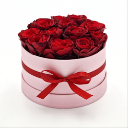 Vörös rózsák rózsaszín dobozban