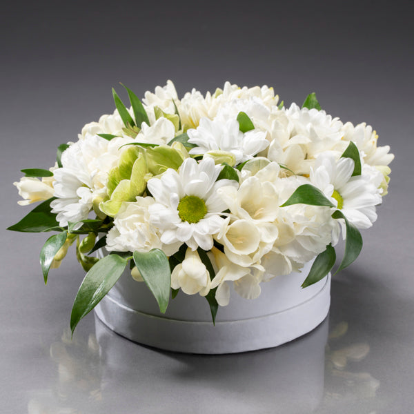 Fehér virágos doboz